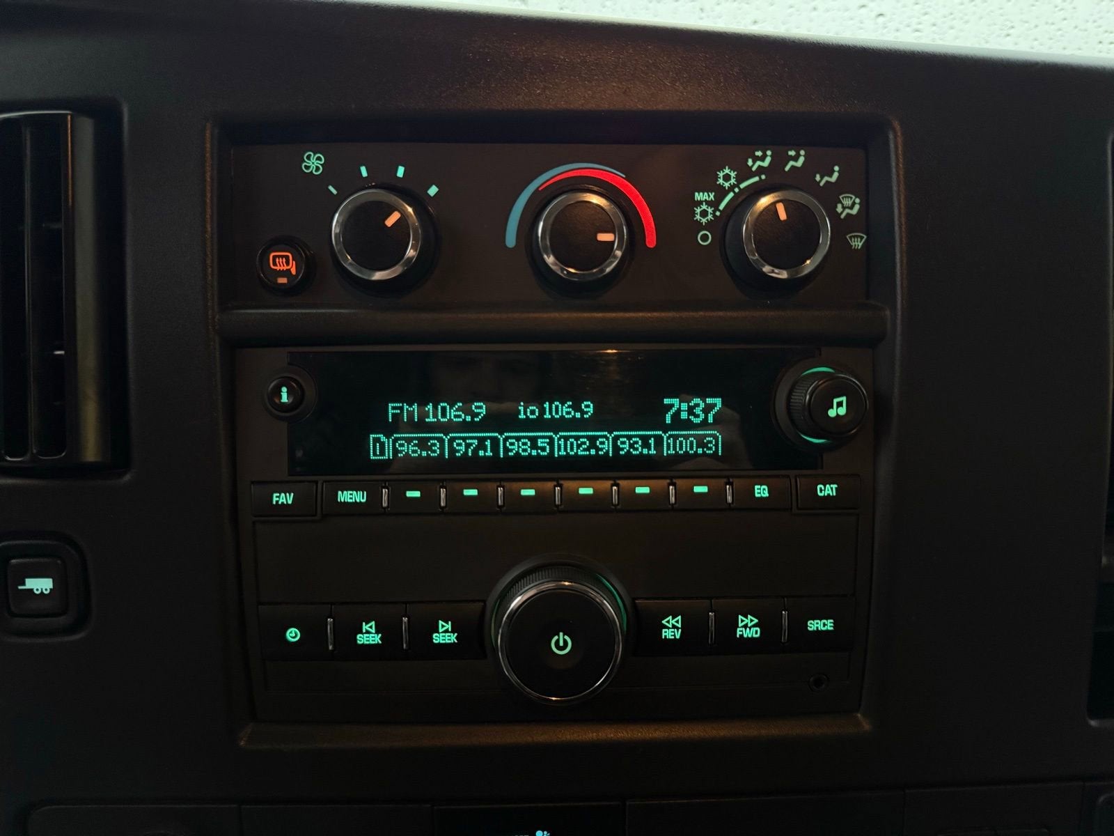 2025 Chevrolet Express Passenger 1LT