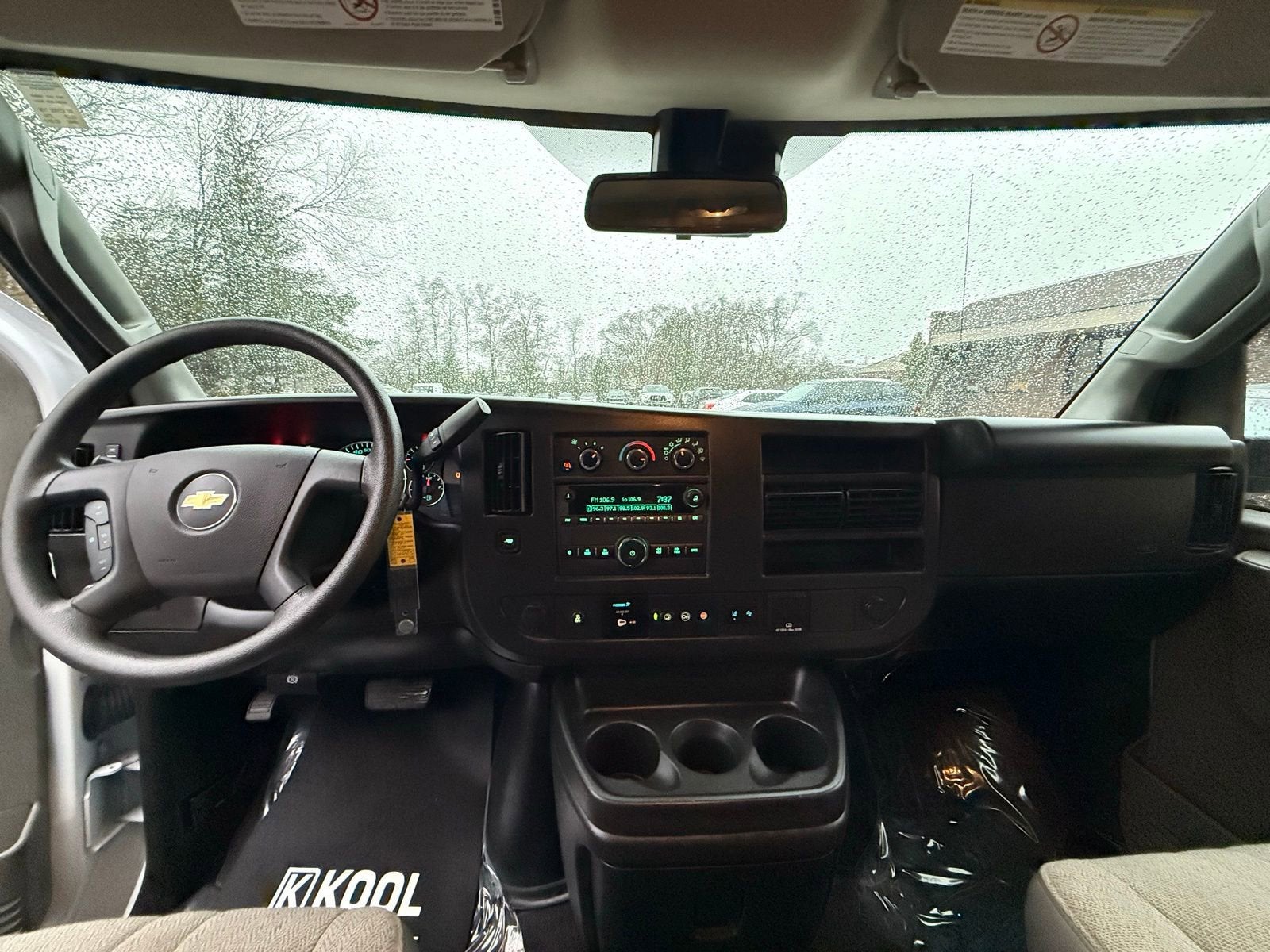 2025 Chevrolet Express Passenger 1LT