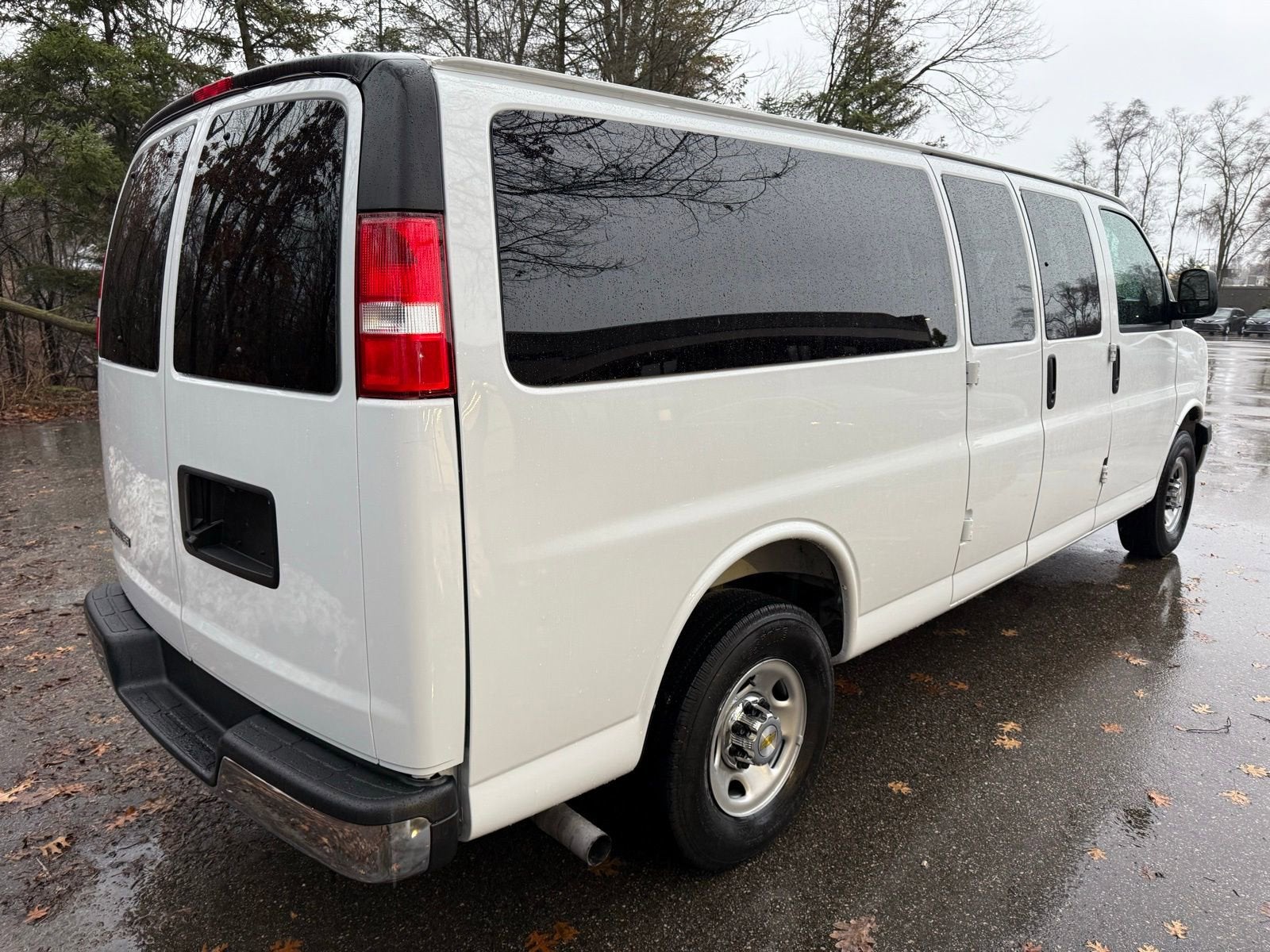 2025 Chevrolet Express Passenger 1LT