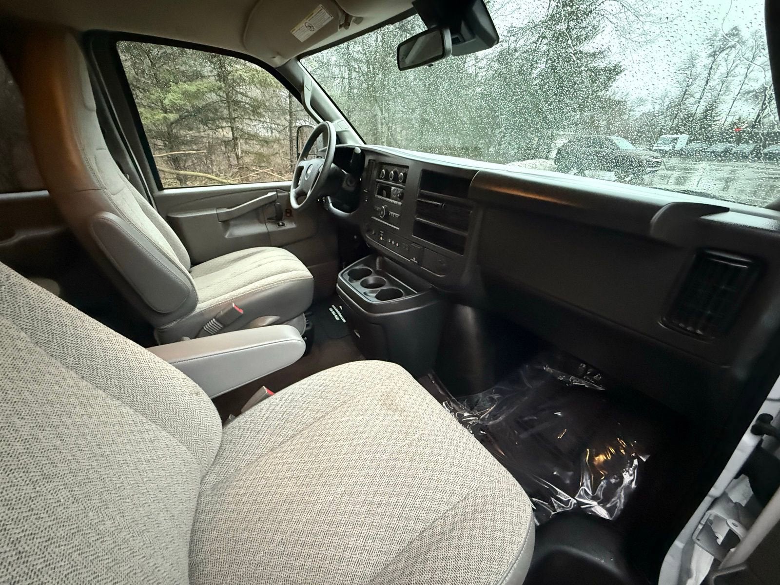 2025 Chevrolet Express Passenger 1LT