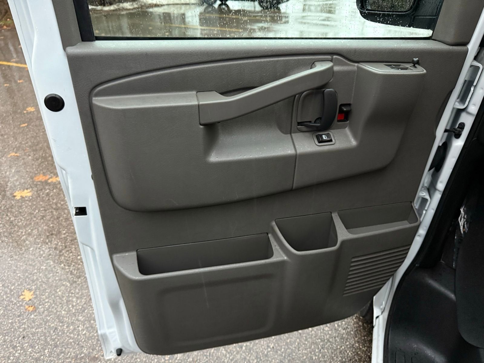 2025 Chevrolet Express Passenger 1LT