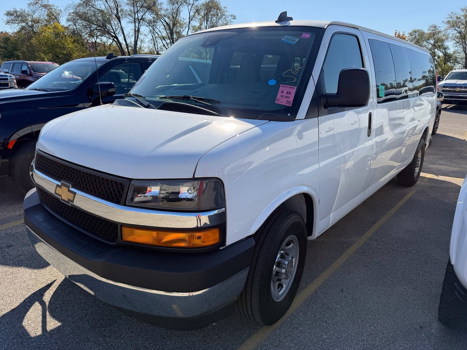 2025 Chevrolet Express Passenger 1LT
