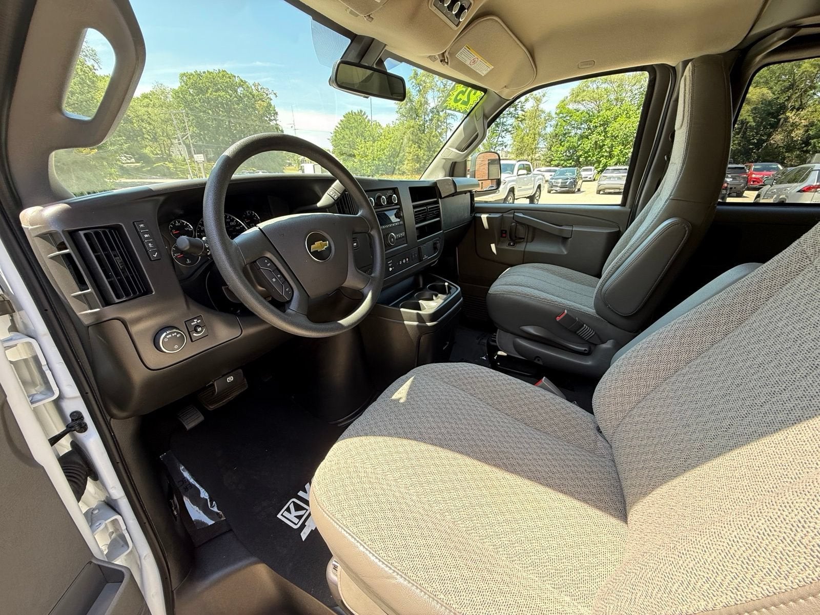 2025 Chevrolet Express Passenger 1LT