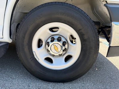 2025 Chevrolet Express Passenger 1LT