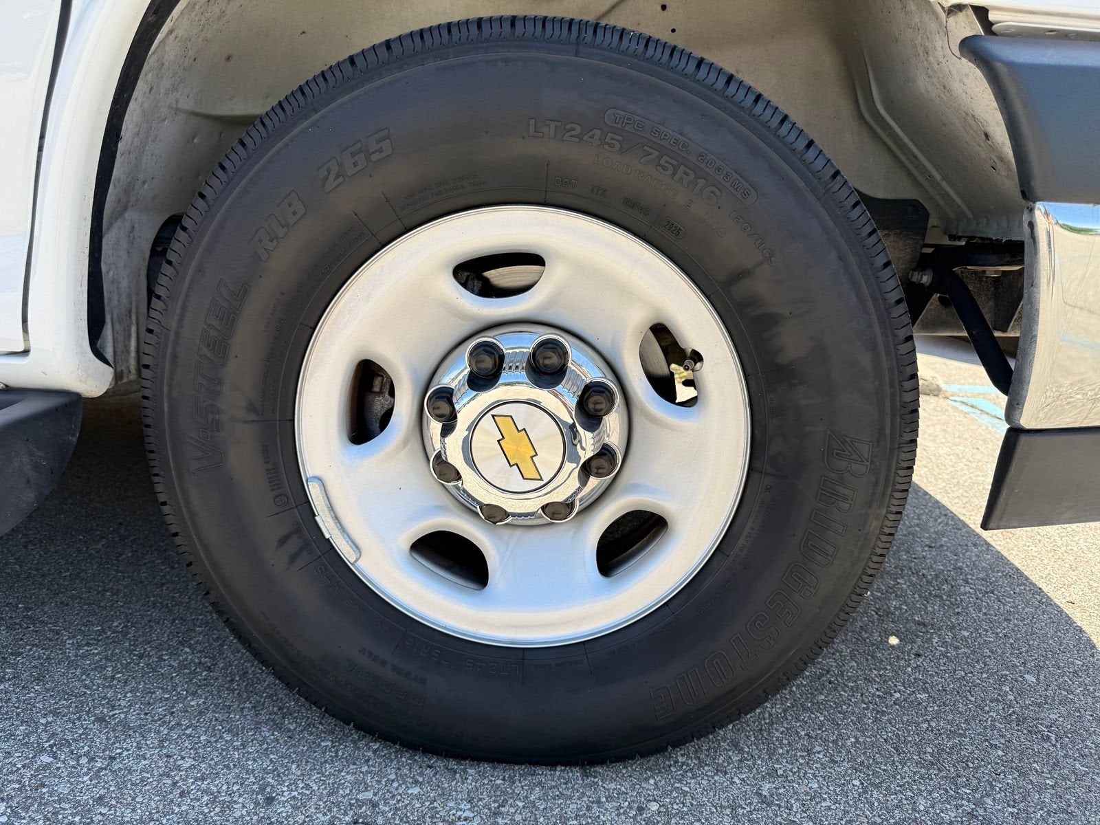 2025 Chevrolet Express Passenger 1LT