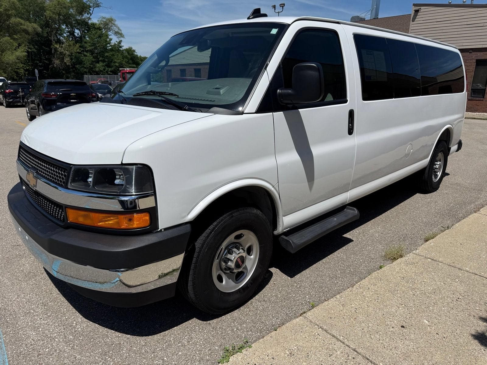 2025 Chevrolet Express Passenger 1LT