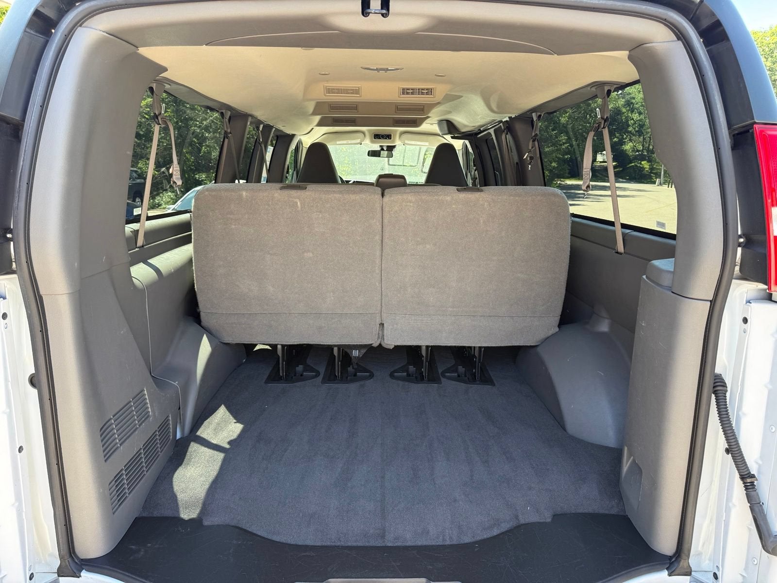 2025 Chevrolet Express Passenger 1LT