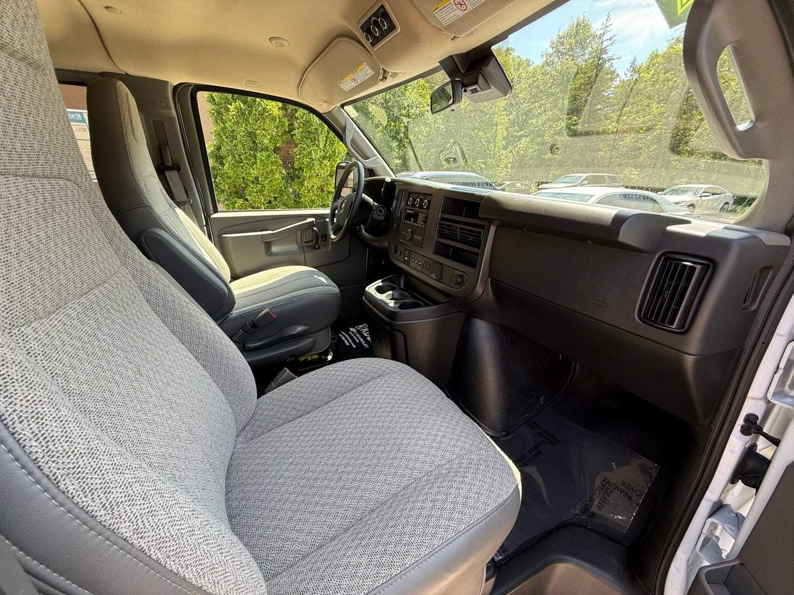 2025 Chevrolet Express Passenger 1LT