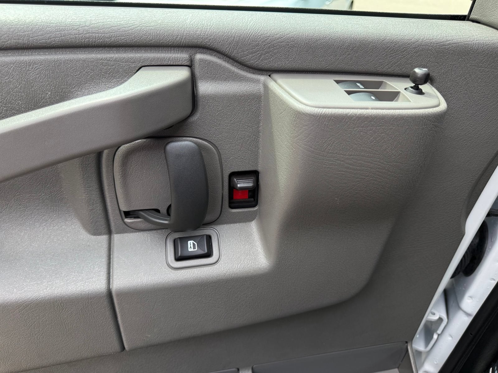 2025 Chevrolet Express Passenger 1LT