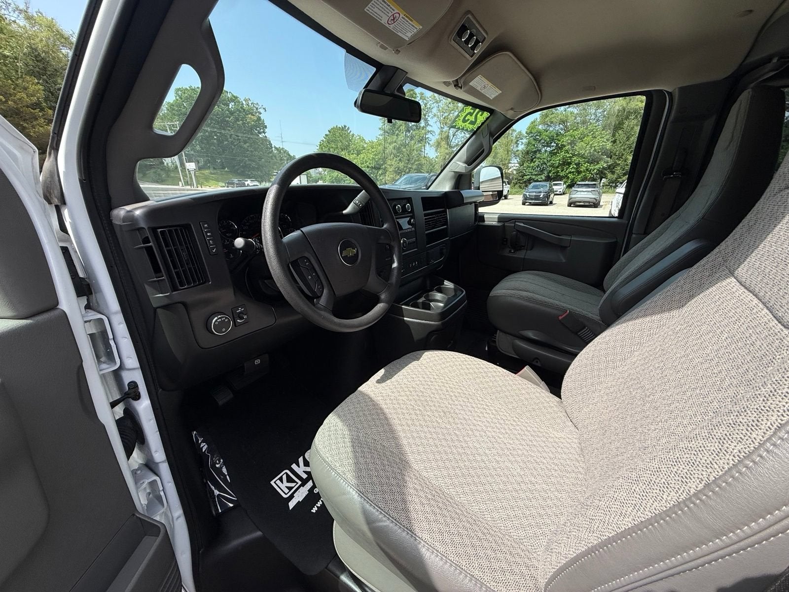 2025 Chevrolet Express Passenger 1LT