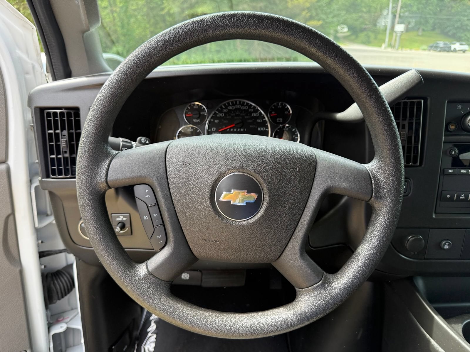 2025 Chevrolet Express Passenger 1LT