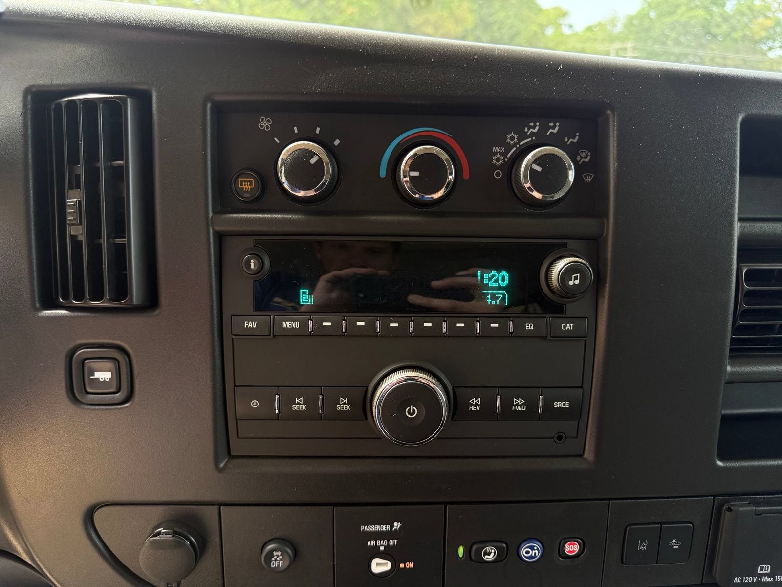 2025 Chevrolet Express Passenger 1LT