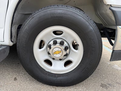 2025 Chevrolet Express Passenger 1LT