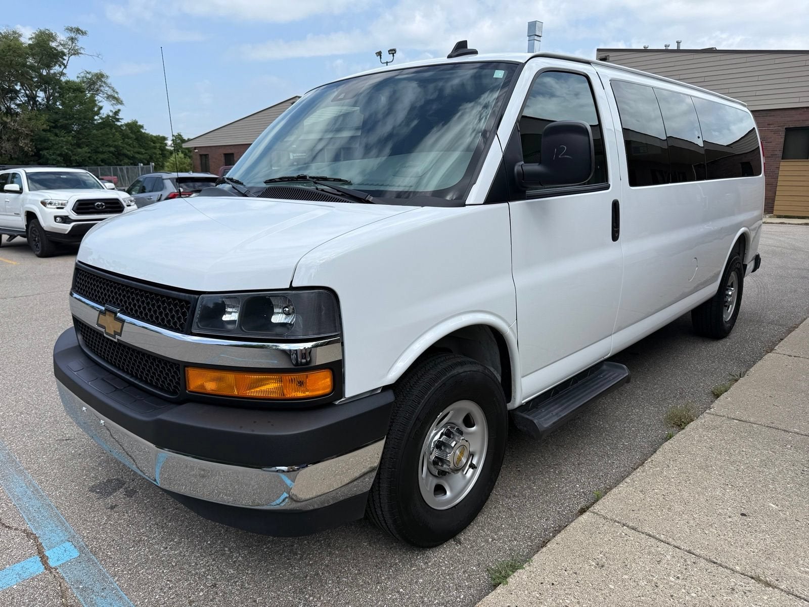 2025 Chevrolet Express Passenger 1LT