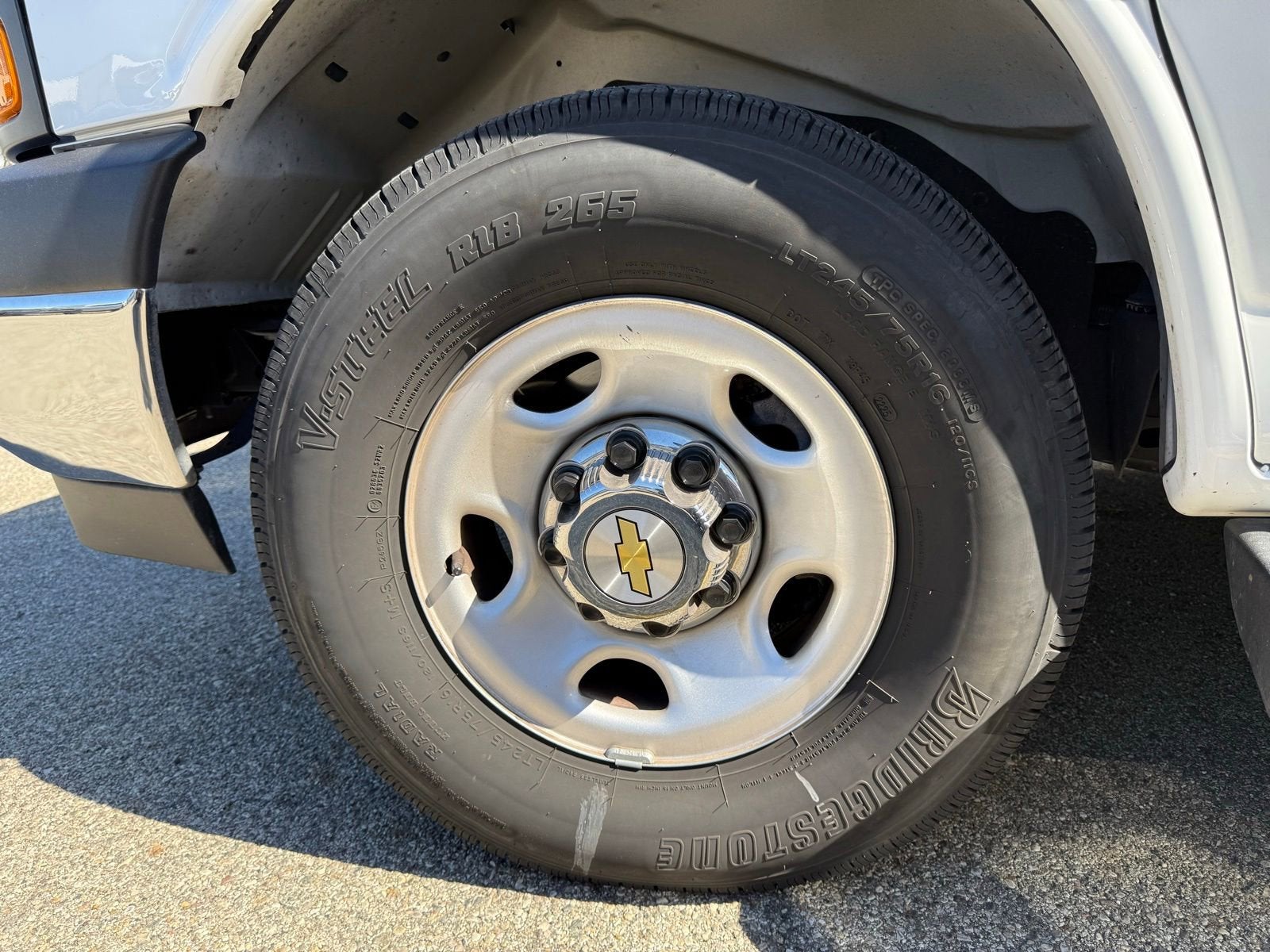 2025 Chevrolet Express Passenger 1LT