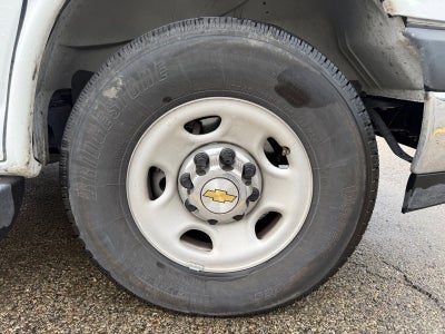 2025 Chevrolet Express Passenger 1LT
