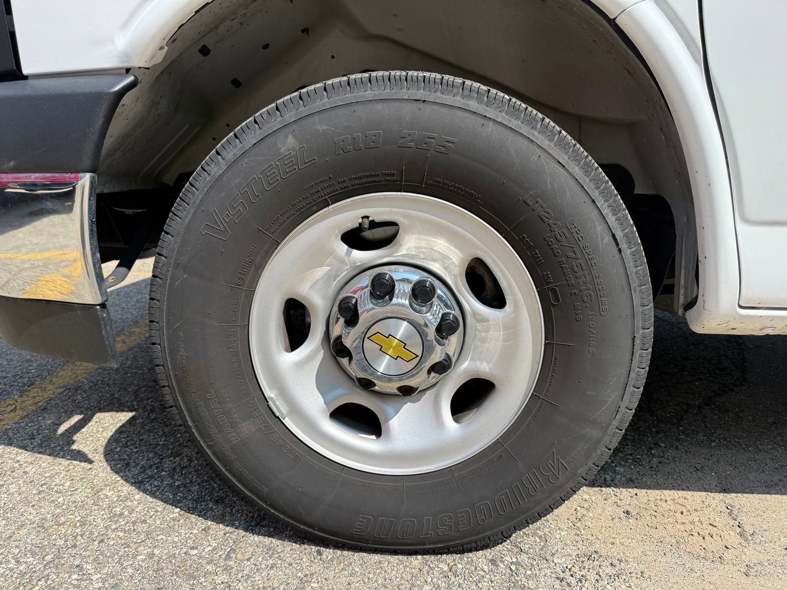 2024 Chevrolet Express Passenger 3500 1LT