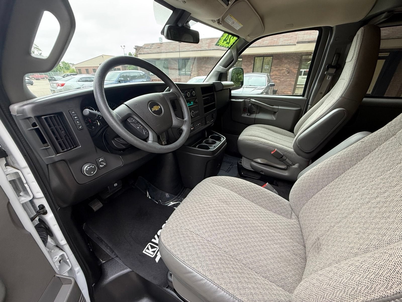 2024 Chevrolet Express Passenger 3500 1LT