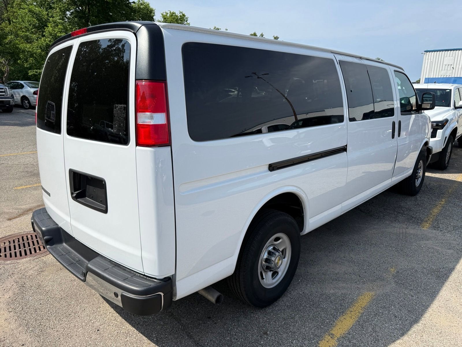 2024 Chevrolet Express Passenger 3500 1LT
