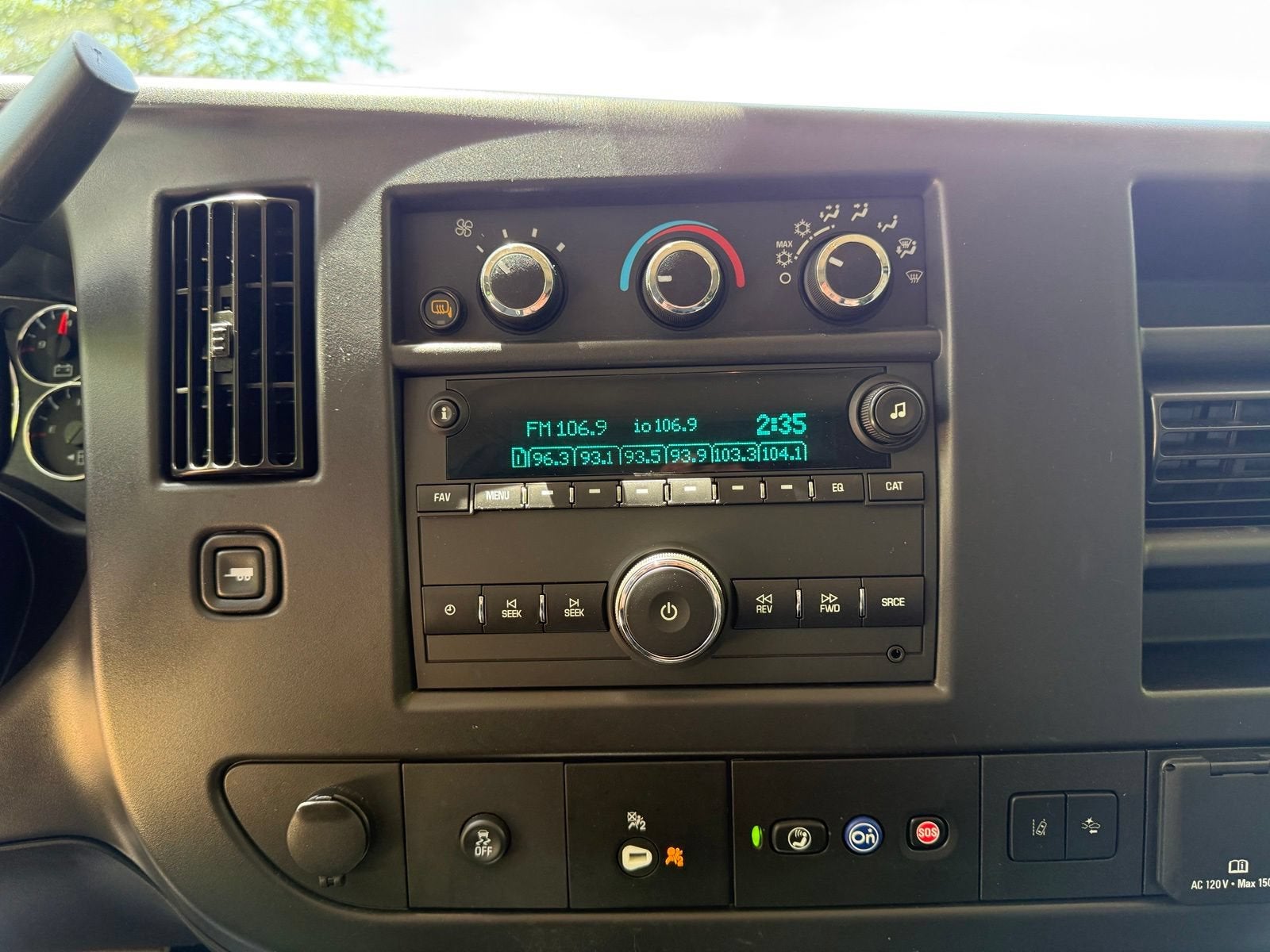 2025 Chevrolet Express Passenger 1LT