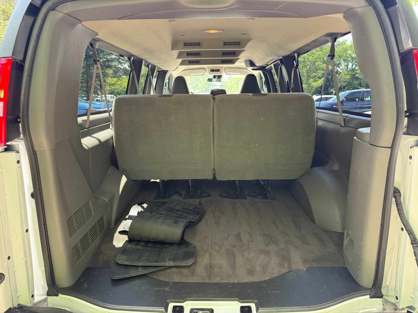 2025 Chevrolet Express Passenger 1LT