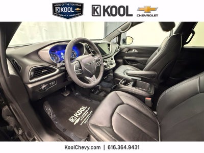 2025 Chrysler Pacifica Select