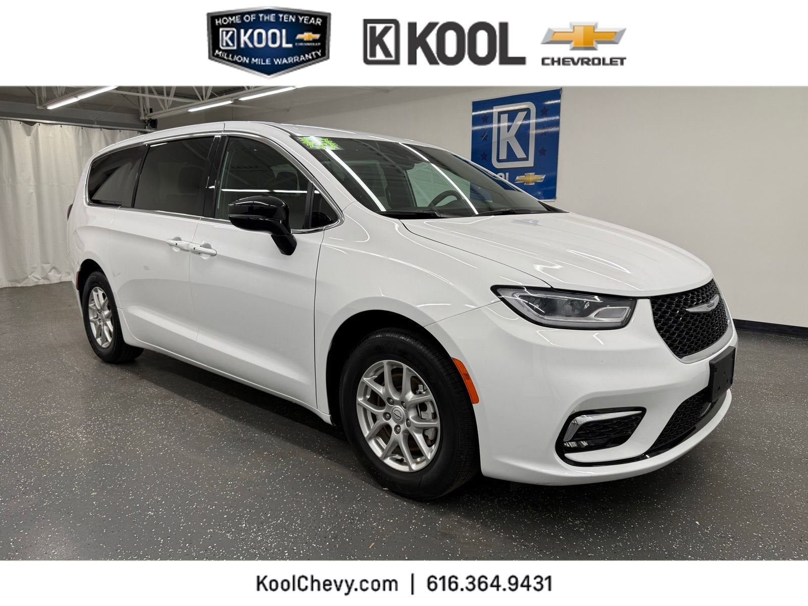 2025 Chrysler Pacifica Select