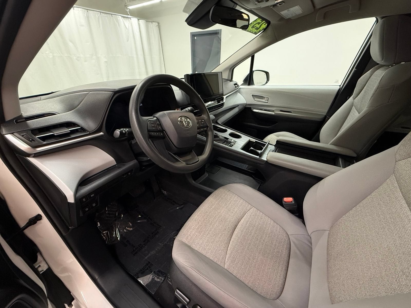 2025 Toyota Sienna LE
