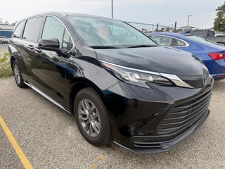 2025 Toyota Sienna LE
