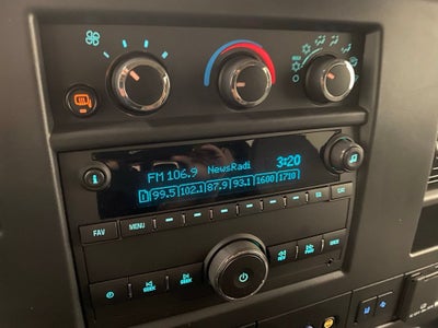 2025 GMC Savana Passenger LT