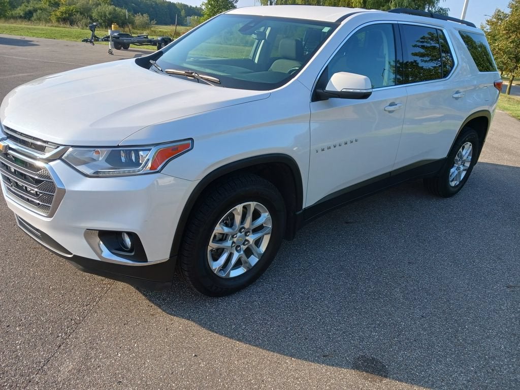 Used 2021 Chevrolet Traverse 1LT with VIN 1GNEVGKW5MJ262959 for sale in Fremont, MI