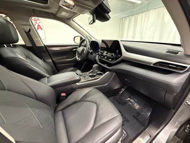 2025 Toyota Highlander Platinum