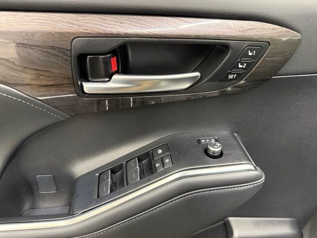2025 Toyota Highlander Platinum