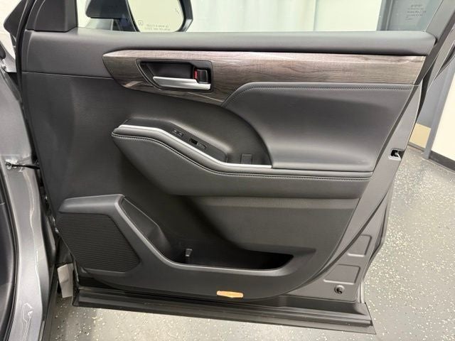 2025 Toyota Highlander Platinum